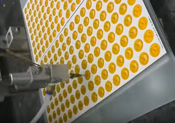 Máquina de distribuição de rótulos 3D de cúpula com componentes eletrónicos de inspecção de saída por vídeo