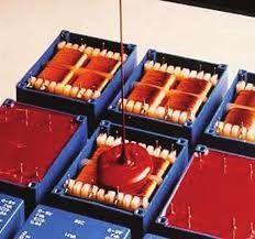 Máquina de colocação de potes de condensador com distribuidor de epoxi de resina PU de 2 componentes