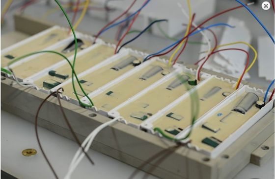 Máquina de distribuição para enchimento de resina epóxi e colocação em pote de componentes AB