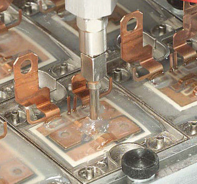 Potting de peças eletrónicas com máquina de distribuição CNC e LED 2K Potting de resina 260KG